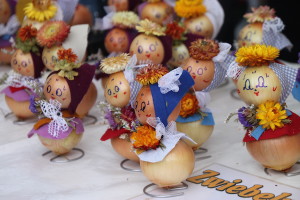 Dolls made with onions.