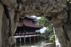 A very similar photo of the same pavilion in the Yuyuan Garden, taken in 2017. 