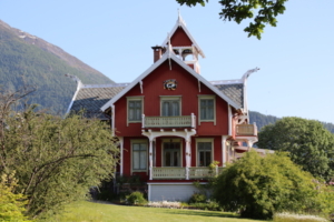 One of several villas erected in Balestrand in the late 19th century and notable for their red color and the dragon motifs in roof trimmings.