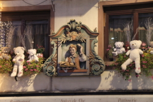 Holiday decorations featuring teddy bears, a favorite motif in Strasbourg.